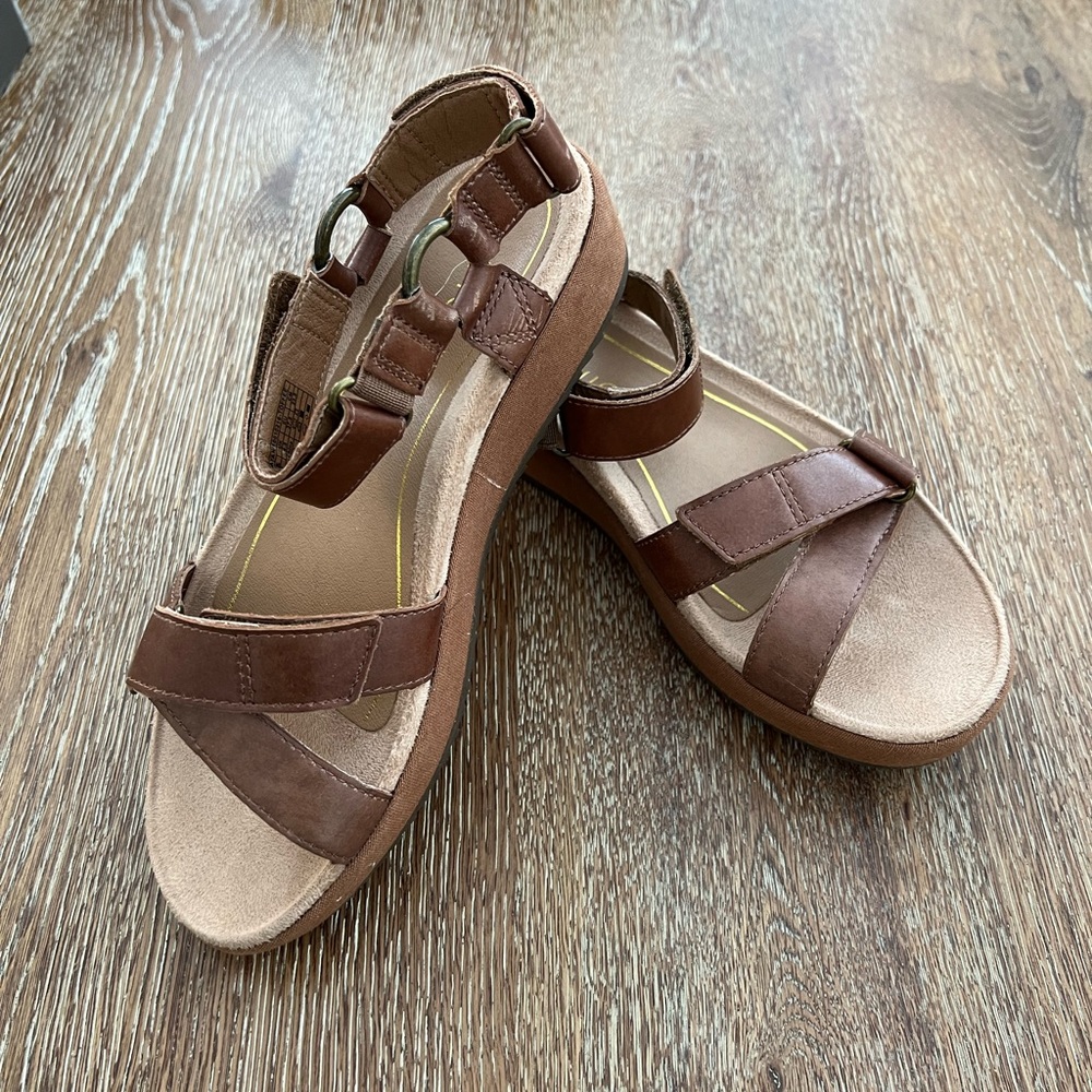 Vionic women’s leather sandals. Size 6.5